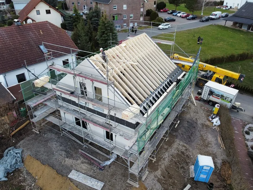 Hausstellung: unser Haus wird mit dem Kran gestellt